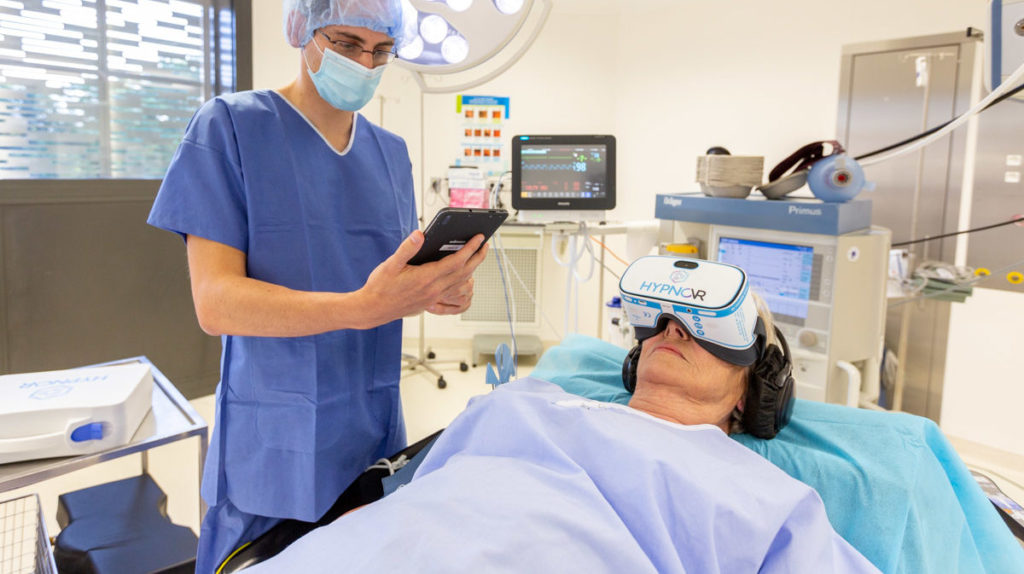 Medizinische Hypnose-Sitzung mit virtueller Realität im Operationssaal, digitale Therapie zur Reduzierung von Schmerzen, Stress und Angst